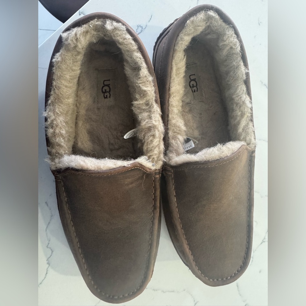 UGG - Men’s Ascot Dark Brown Slippers - size 11 Never Worn